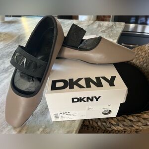 DKNY Women’s Dace Mary Jane Strap Ballet Flat / Size 9W